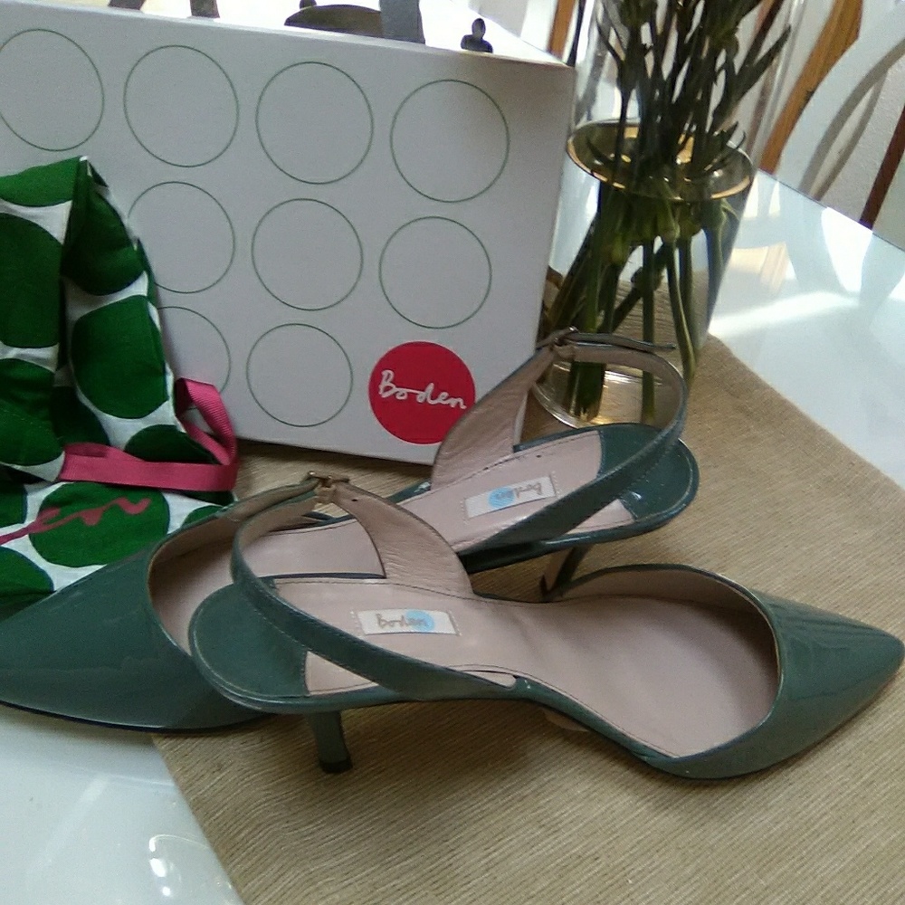 Retro 1960 slingback. Never been worn.